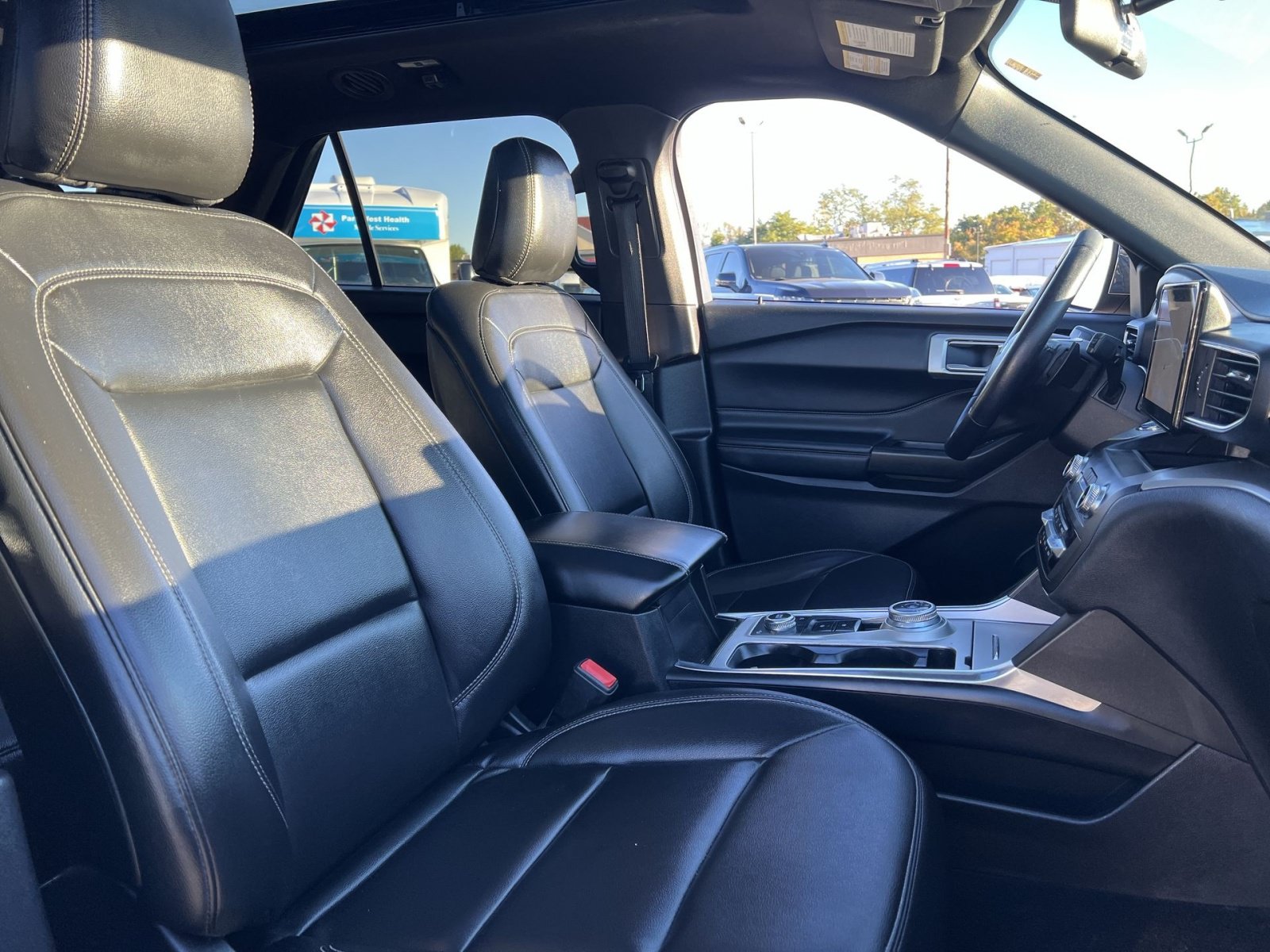 Used 2020 Ford Explorer XLT w/ Equipment Group 202A AWD/4WD image 36