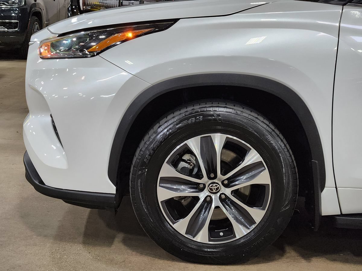Used 2022 Toyota Highlander XLE AWD/4WD image 5