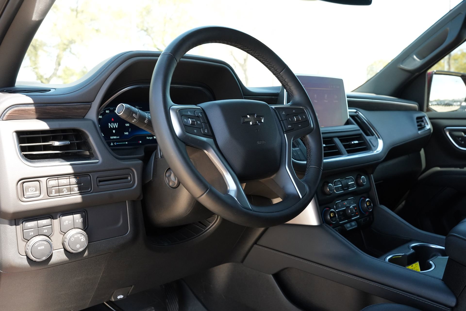 Used 2024 Chevrolet Tahoe Z71 w/ Luxury Package AWD/4WD image 16