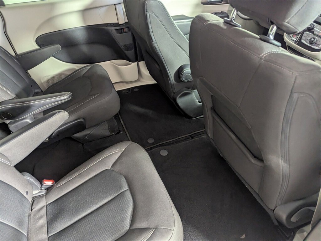 Used 2023 Chrysler Voyager LX image 33