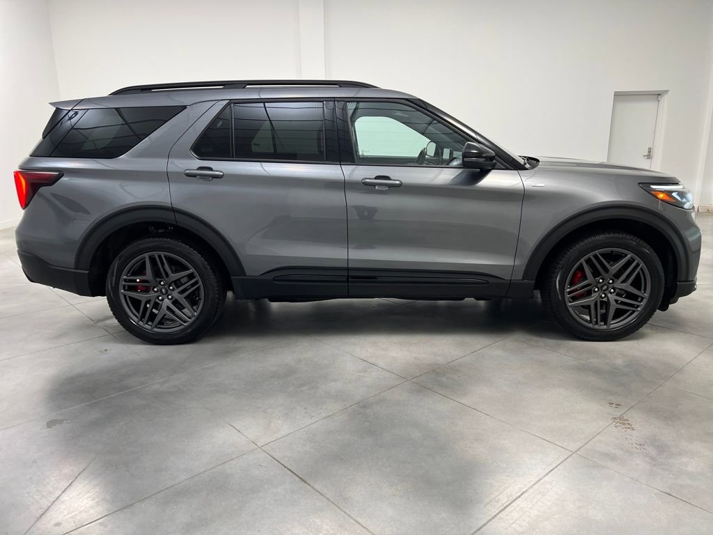 Used 2025 Ford Explorer ST-Line w/ ST-Line Street Pack image 8