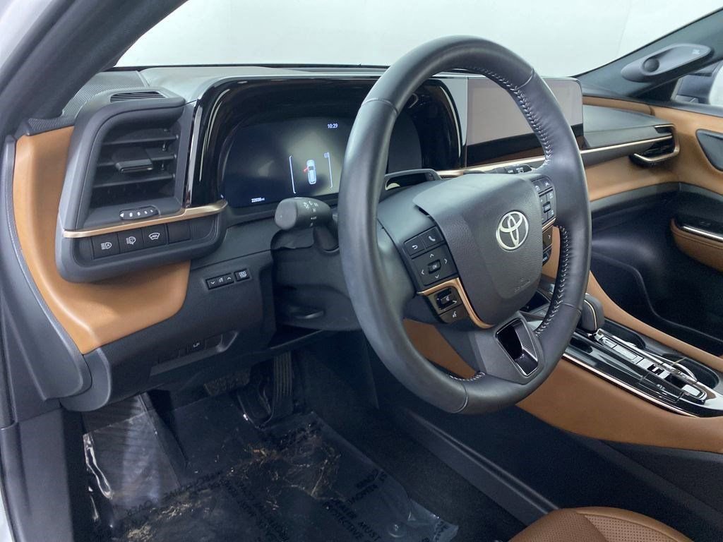 Used 2025 Toyota Crown Signia Limited w/ Advanced Technology Package image 9
