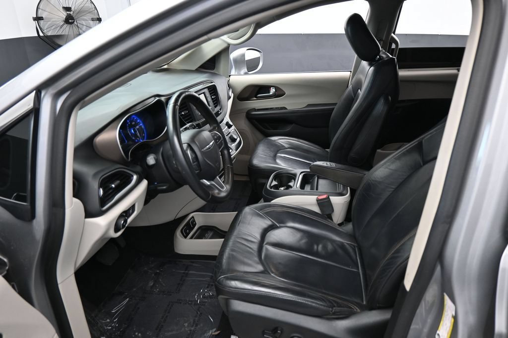 Used 2017 Chrysler Pacifica Touring-L FWD image 10