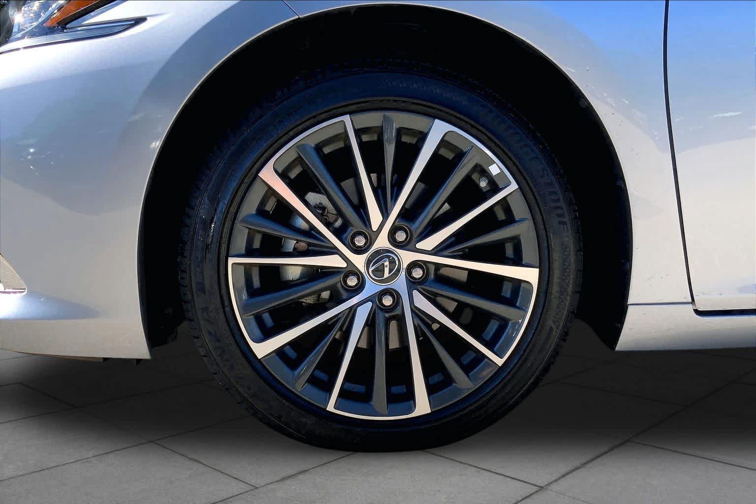Used 2025 Lexus ES 350 w/ Premium Package FWD image 11