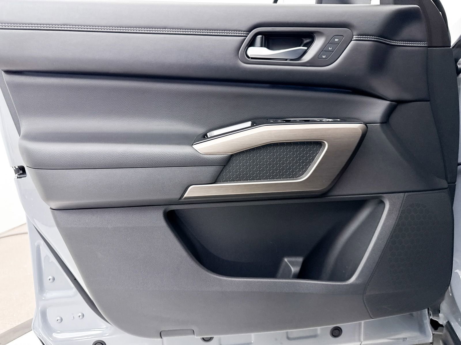 Used 2024 Nissan Pathfinder Platinum image 31