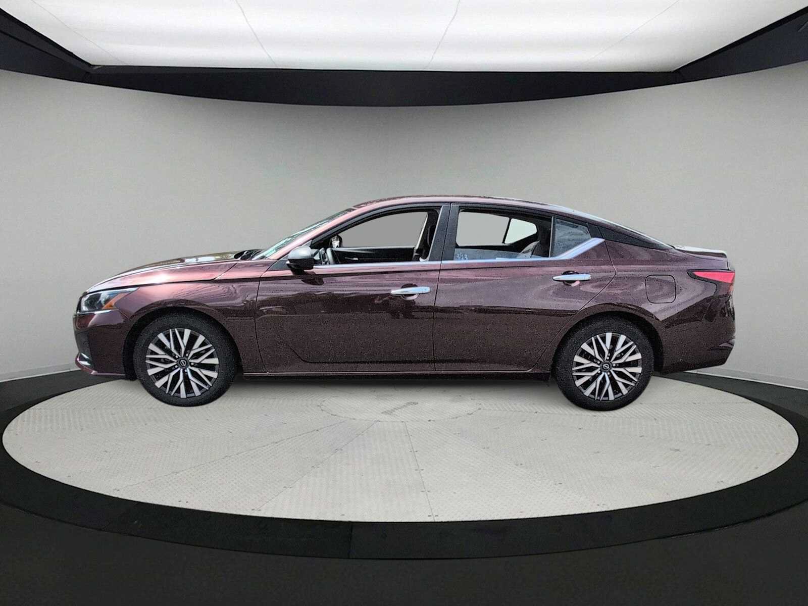 Used 2024 Nissan Altima 2.5 SV FWD image 5