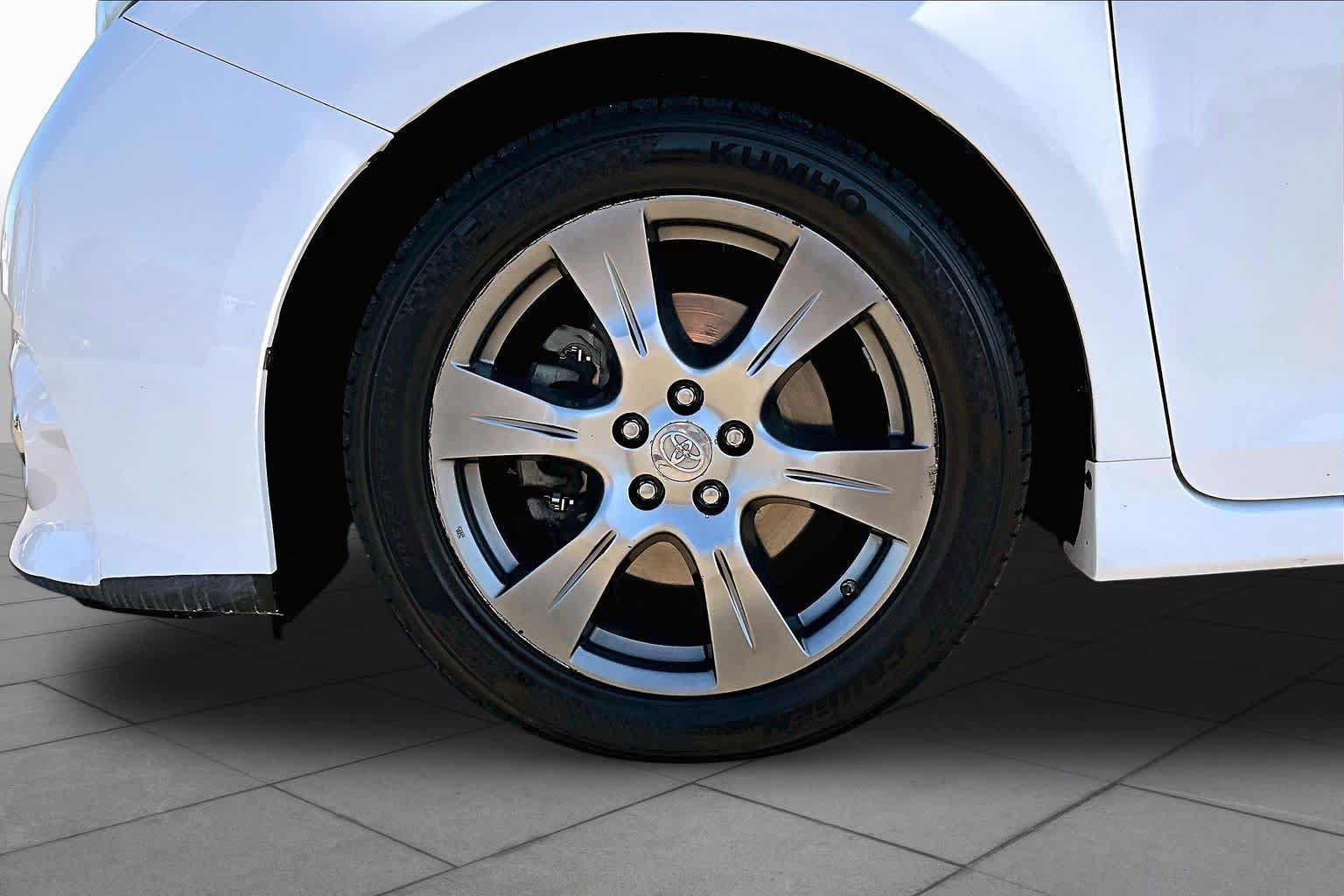 Used 2017 Toyota Sienna SE w/ SE Preferred Package FWD image 10