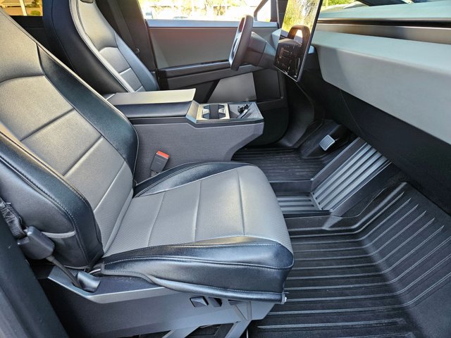 Used 2024 Tesla Cybertruck AWD Crew Cab image 16