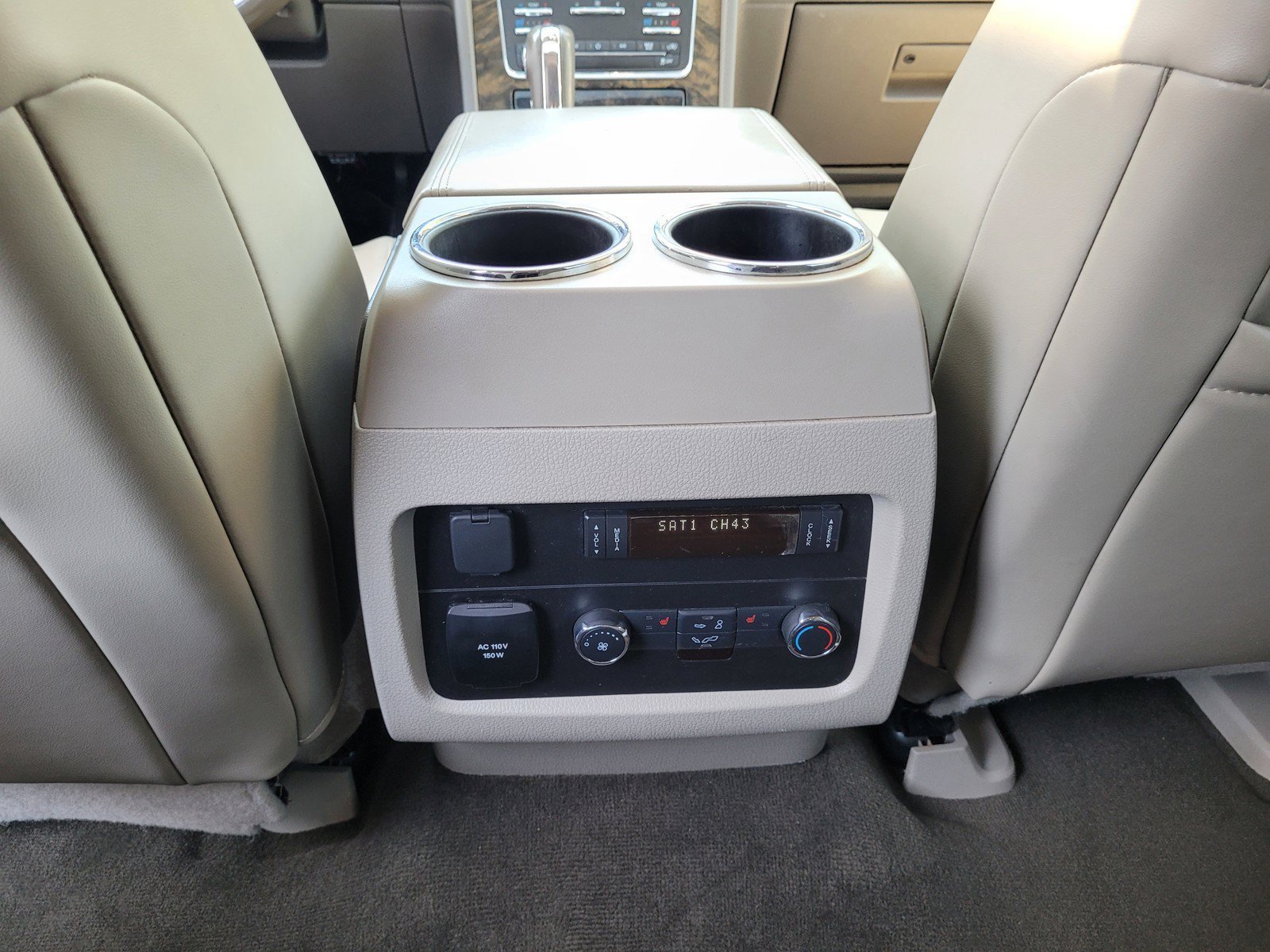Used 2016 Lincoln Navigator Select RWD image 16
