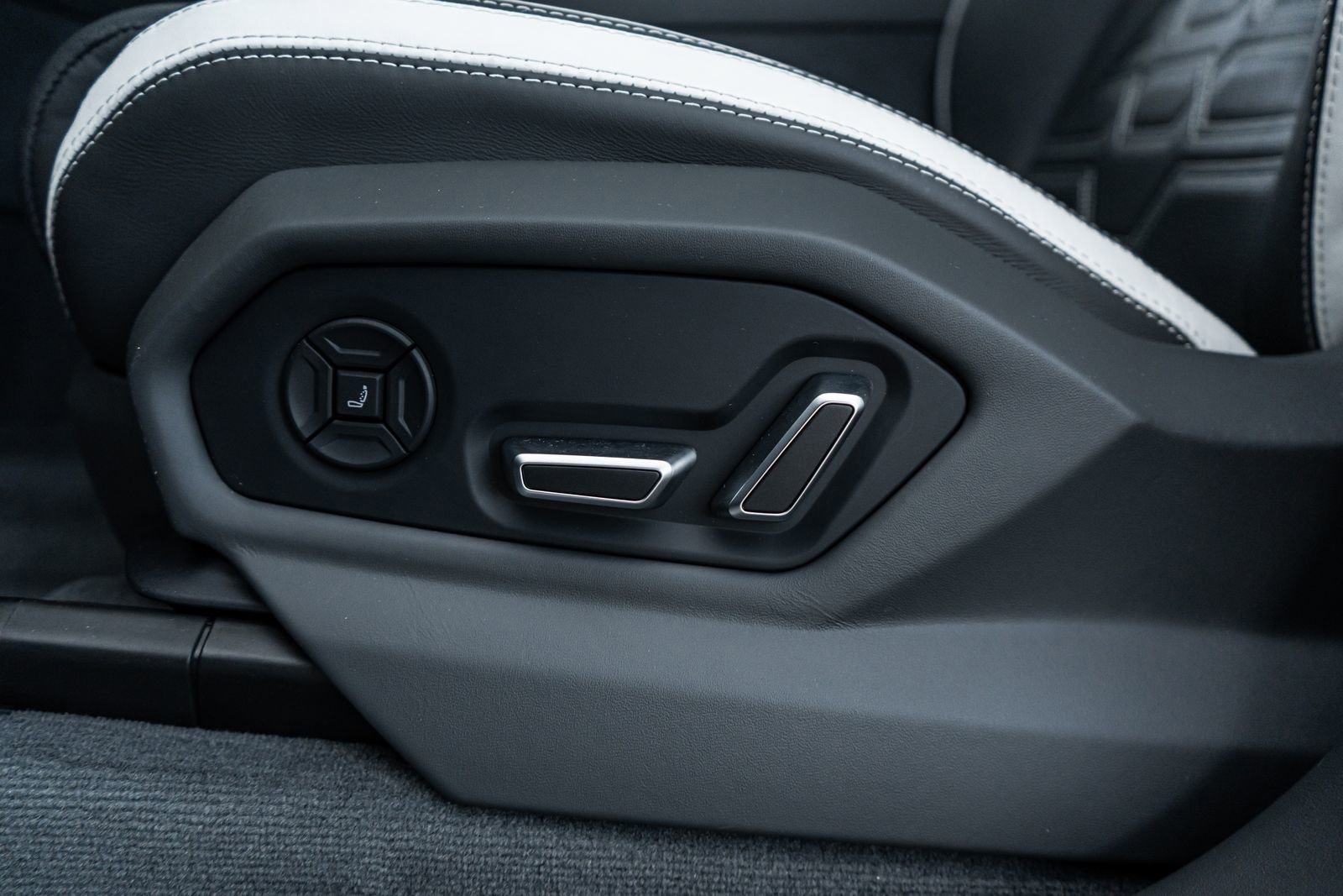 Used 2025 Lamborghini Urus SE image 27