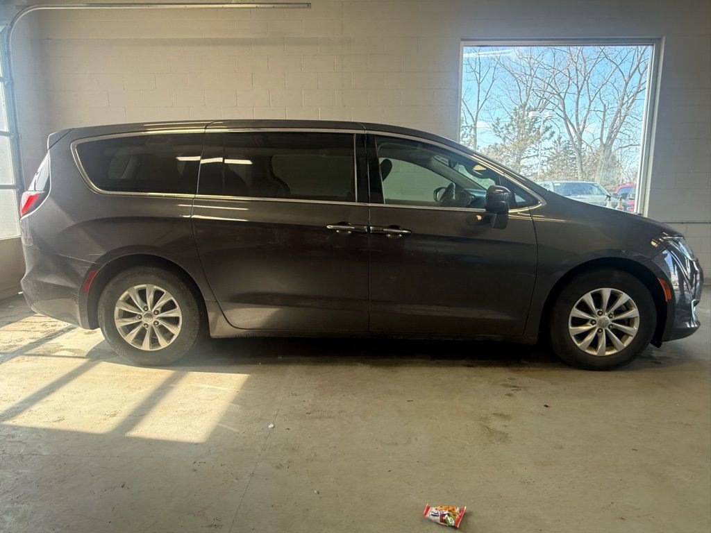 Used 2018 Chrysler Pacifica Touring Plus image 2