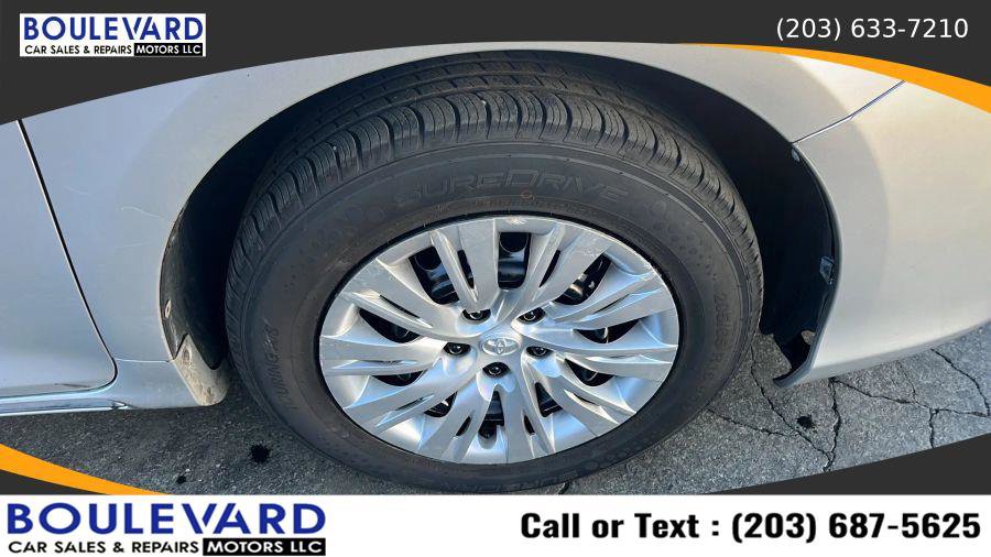 Used 2012 Toyota Camry L image 35