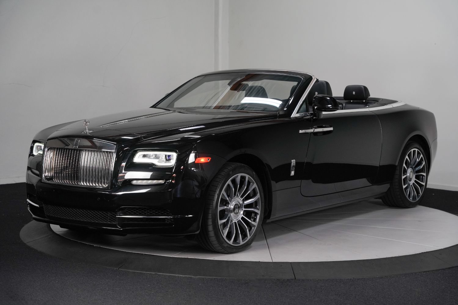 Used 2019 Rolls-Royce Dawn RWD image 5