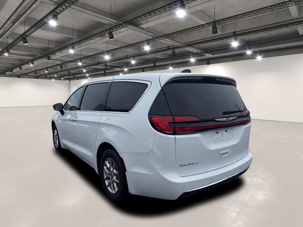Used 2024 Chrysler Pacifica Touring-L image 5
