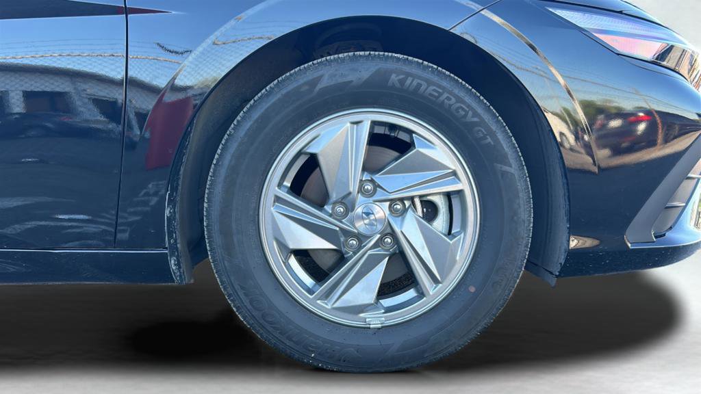 Certified 2025 Hyundai Elantra SE image 30