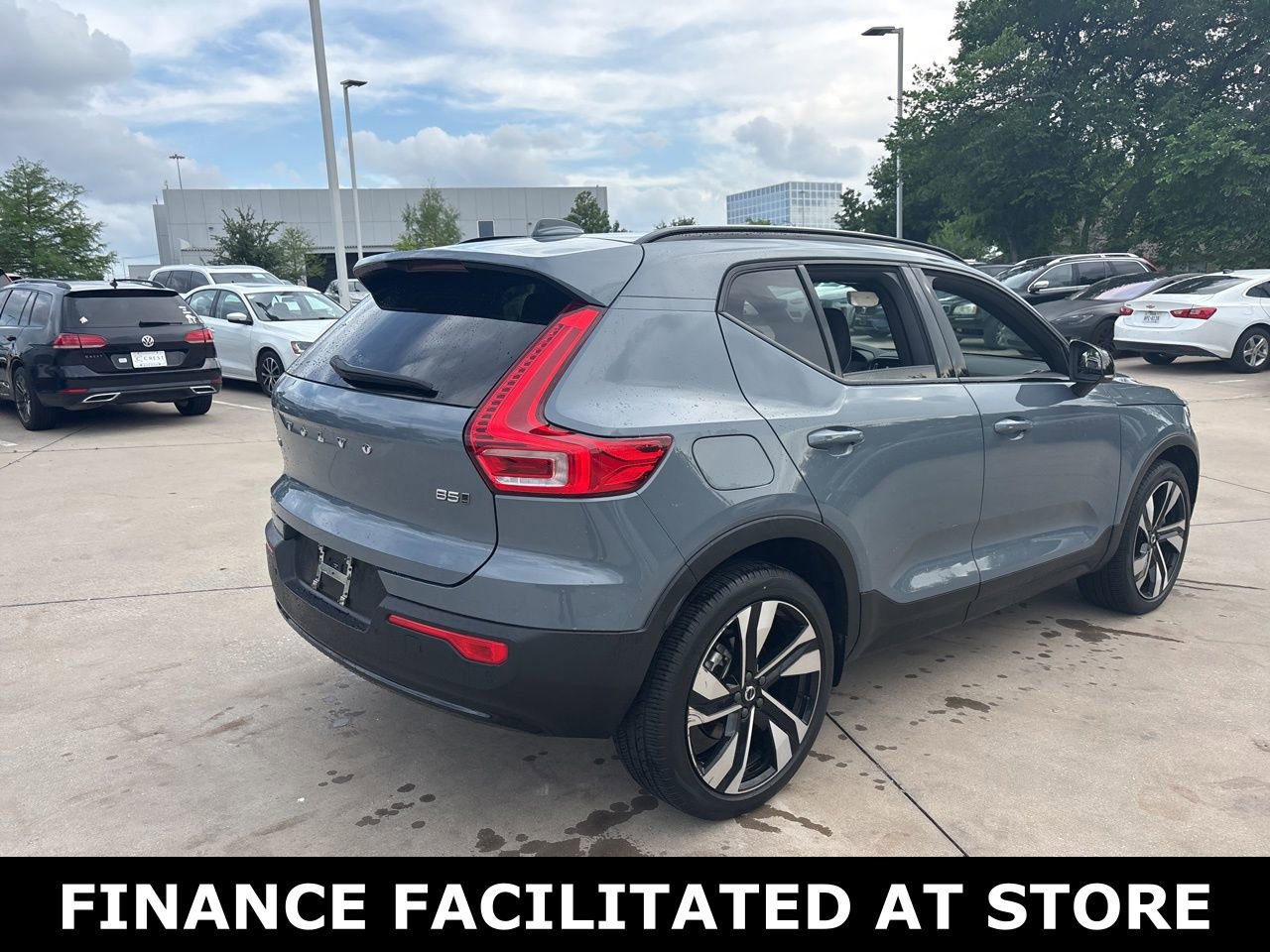 Certified 2023 Volvo XC40 B5 Plus w/ Climate Package image 5