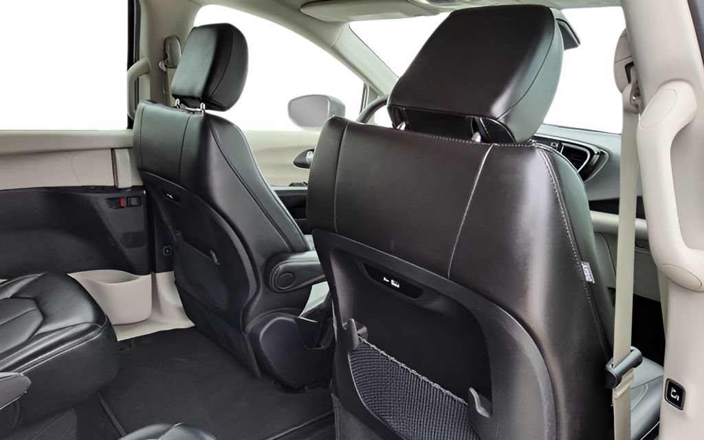 Used 2024 Chrysler Pacifica Touring-L FWD image 22