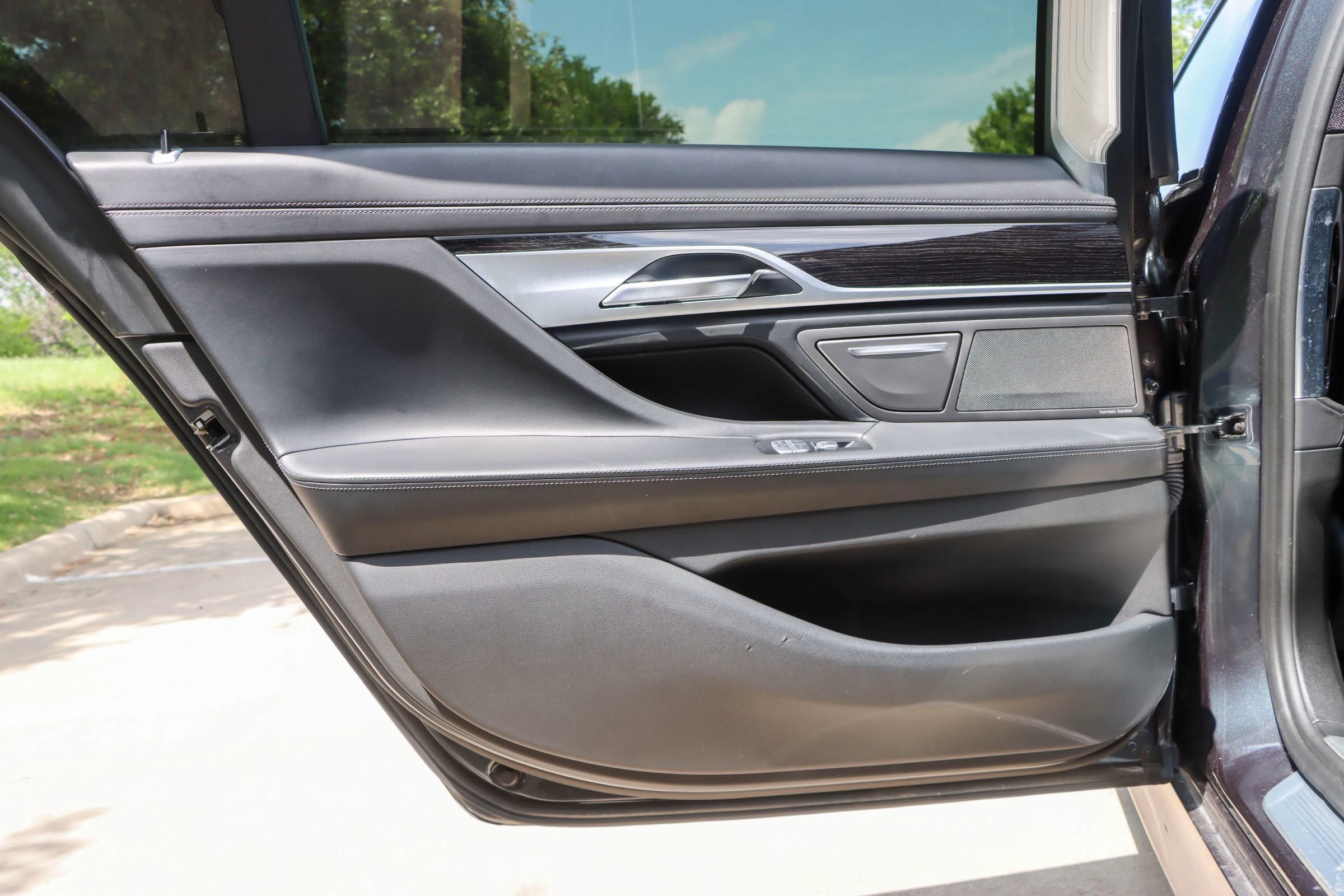 Used 2019 BMW 750i w/ Executive Package RWD image 12