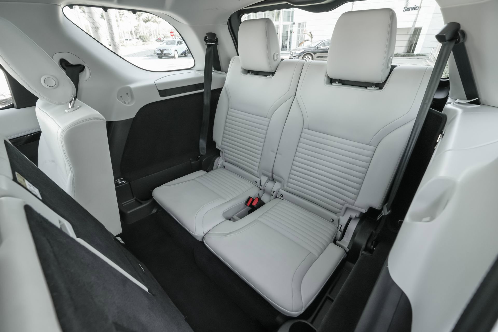 Used 2025 Land Rover Discovery S image 44