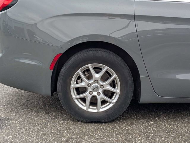 Used 2023 Chrysler Pacifica Touring-L image 12
