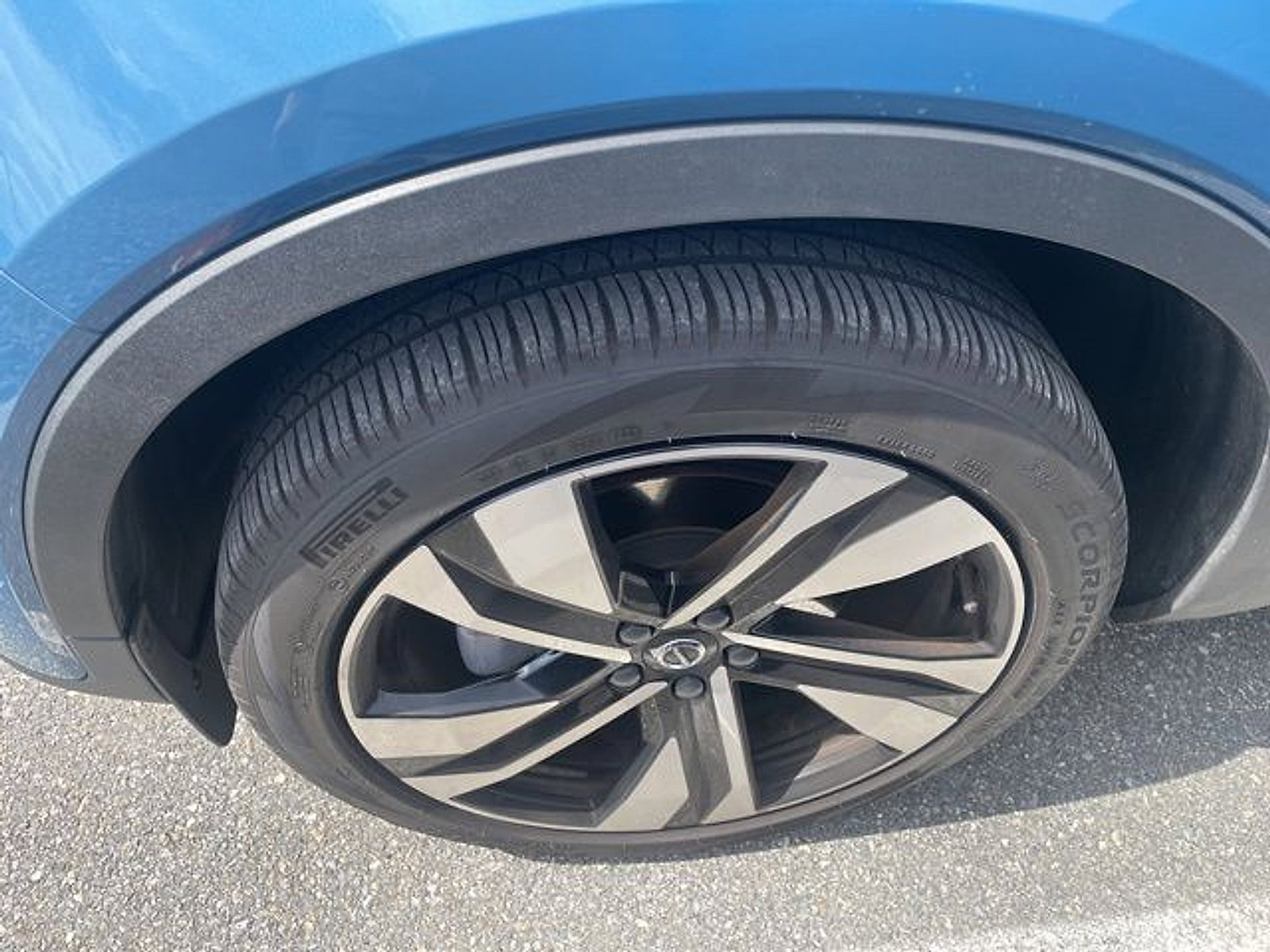 Certified 2024 Volvo XC40 B5 Plus w/ Protection Package Premier AWD/4WD image 4