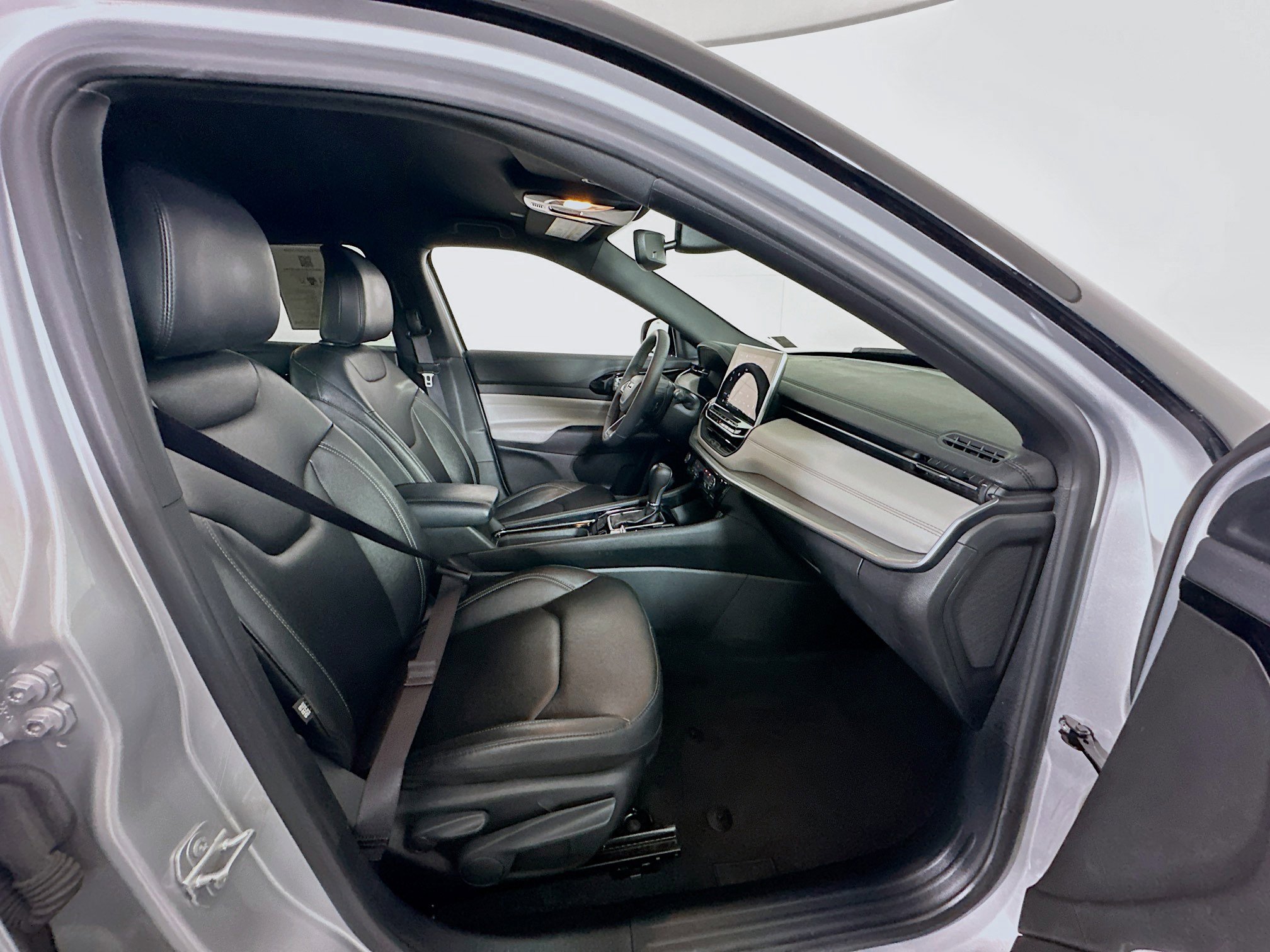 Used 2025 Jeep Compass Limited image 31