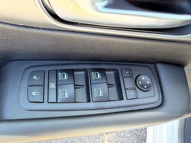 Certified 2025 Chrysler Pacifica Select FWD image 9