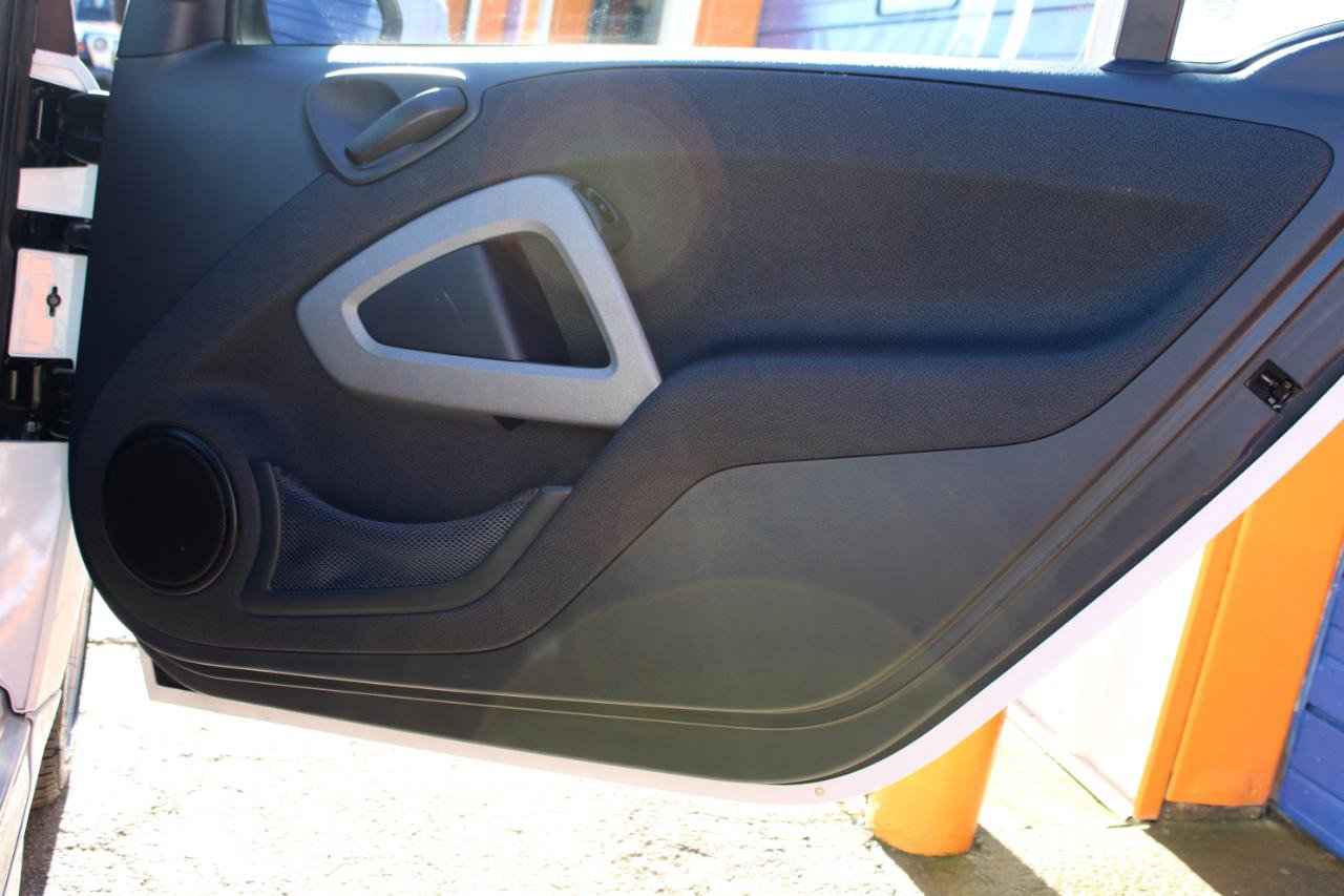 Used 2015 smart fortwo passion RWD image 29