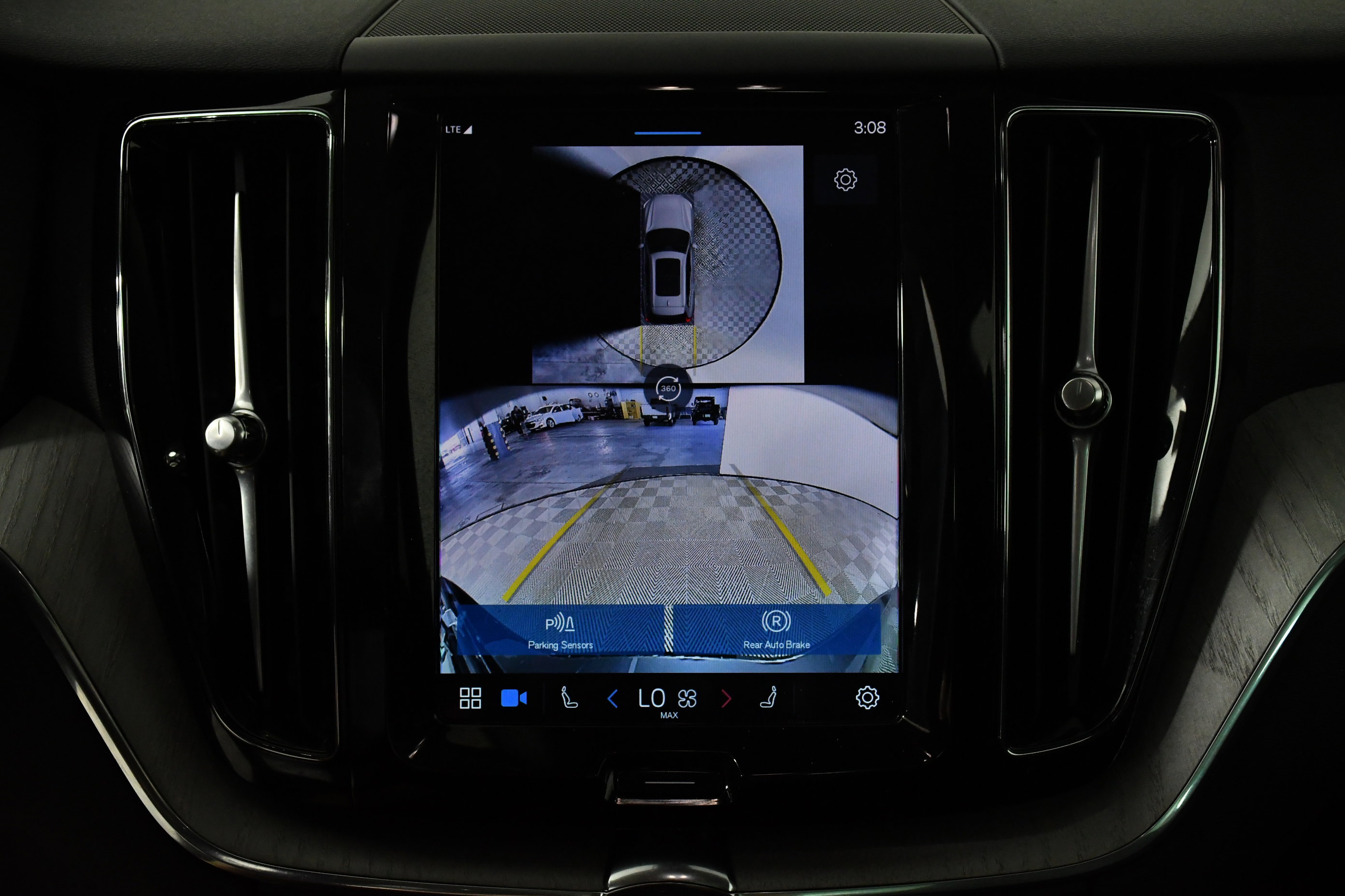 Used 2025 Volvo XC60 B5 Plus image 18
