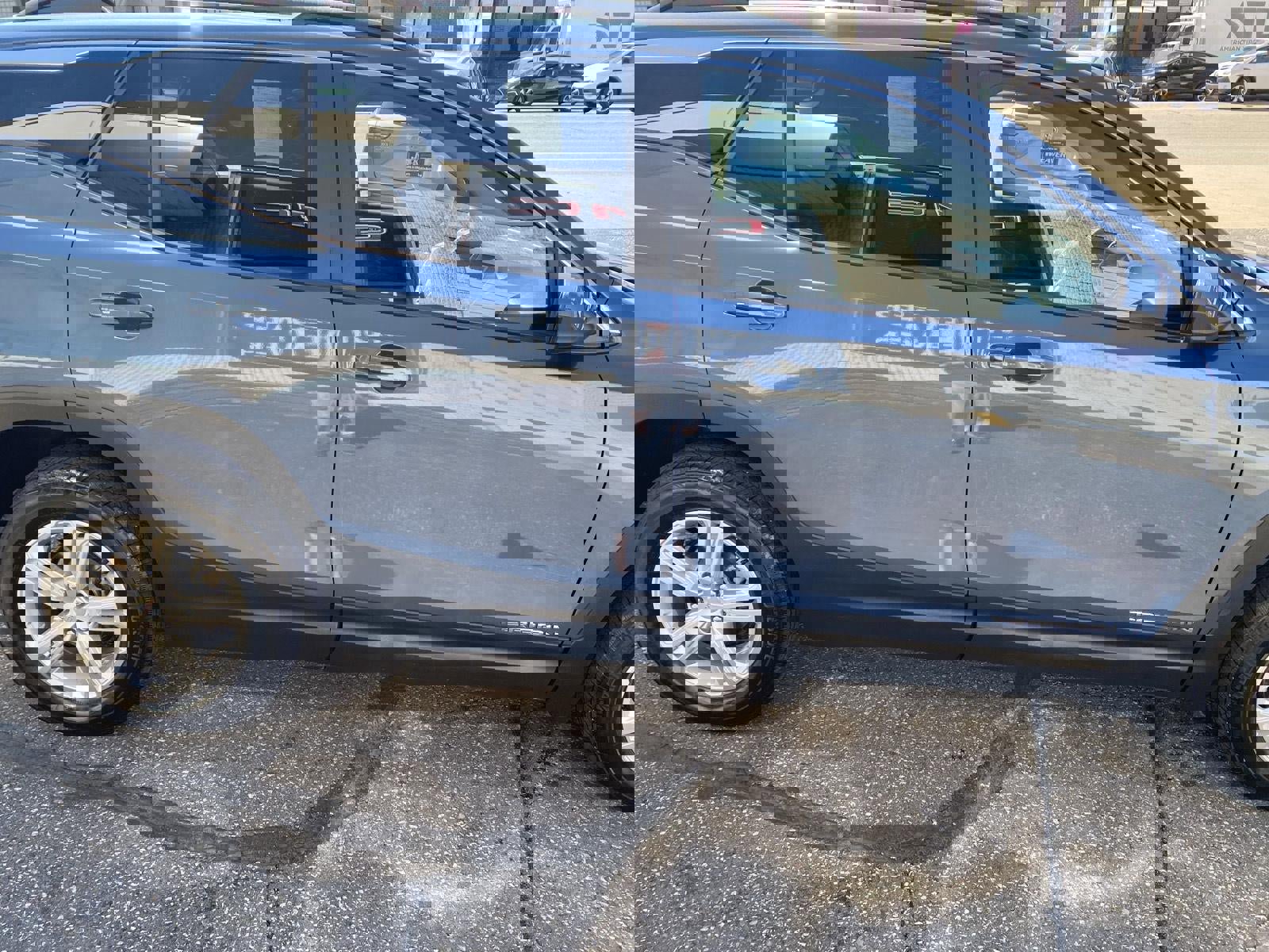 Used 2024 GMC Terrain SLE w/ Driver Convenience Package image 12