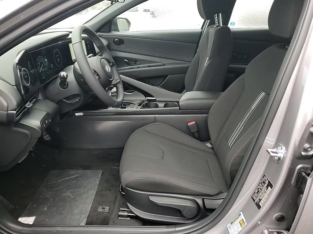 Used 2025 Hyundai Elantra SEL w/ Cargo Package image 14
