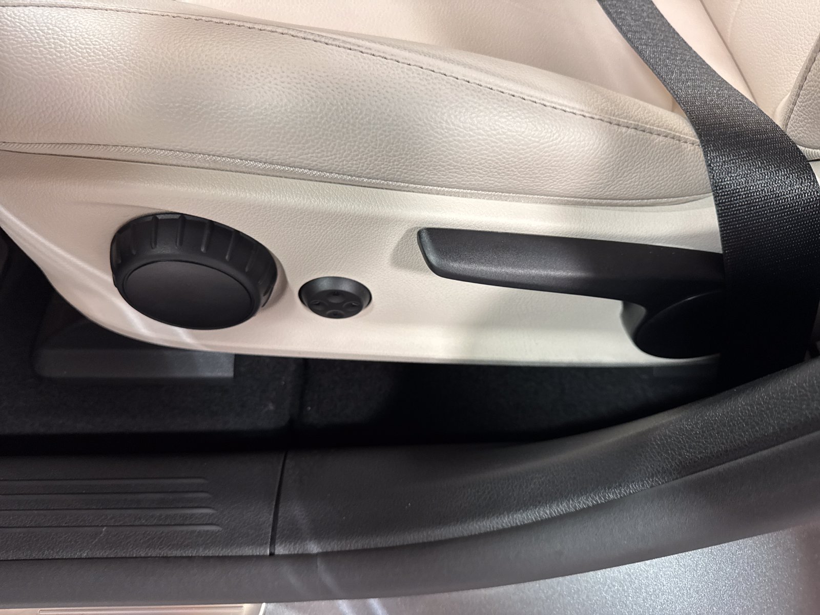 Used 2022 Mercedes-Benz EQB 300 4MATIC image 15