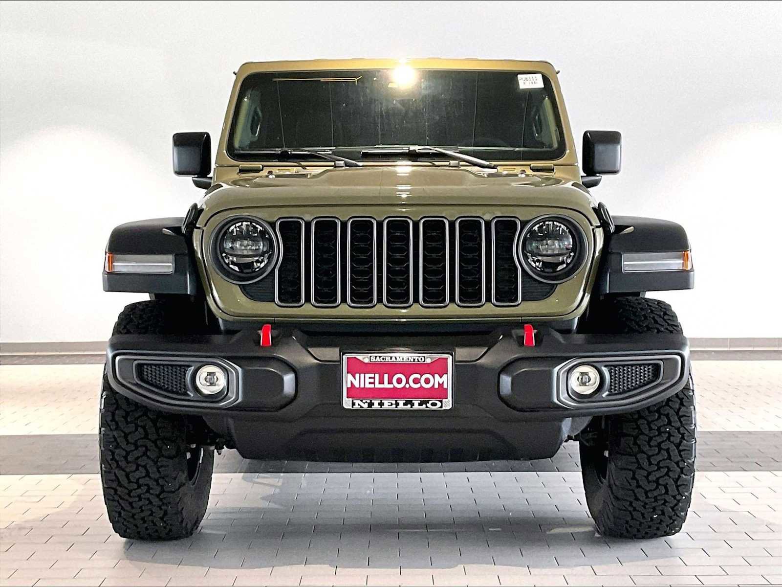 Used 2025 Jeep Wrangler Unlimited Rubicon w/ Convenience Group AWD/4WD image 13