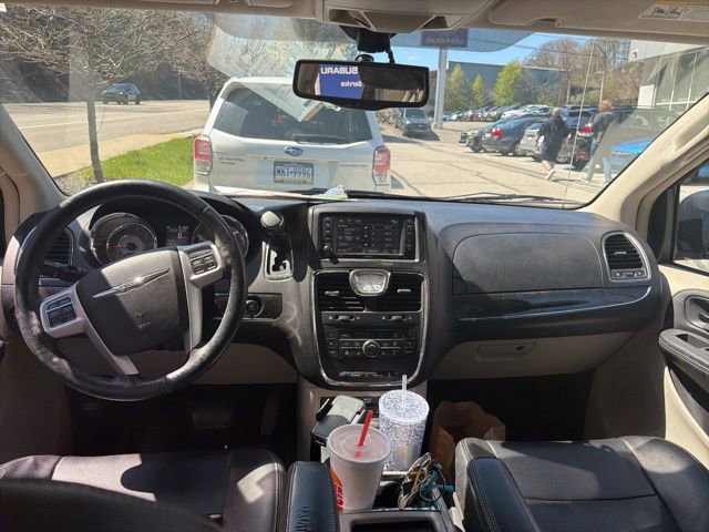 Used 2014 Chrysler Town & Country Touring-L w/ Driver Convenience Group image 18