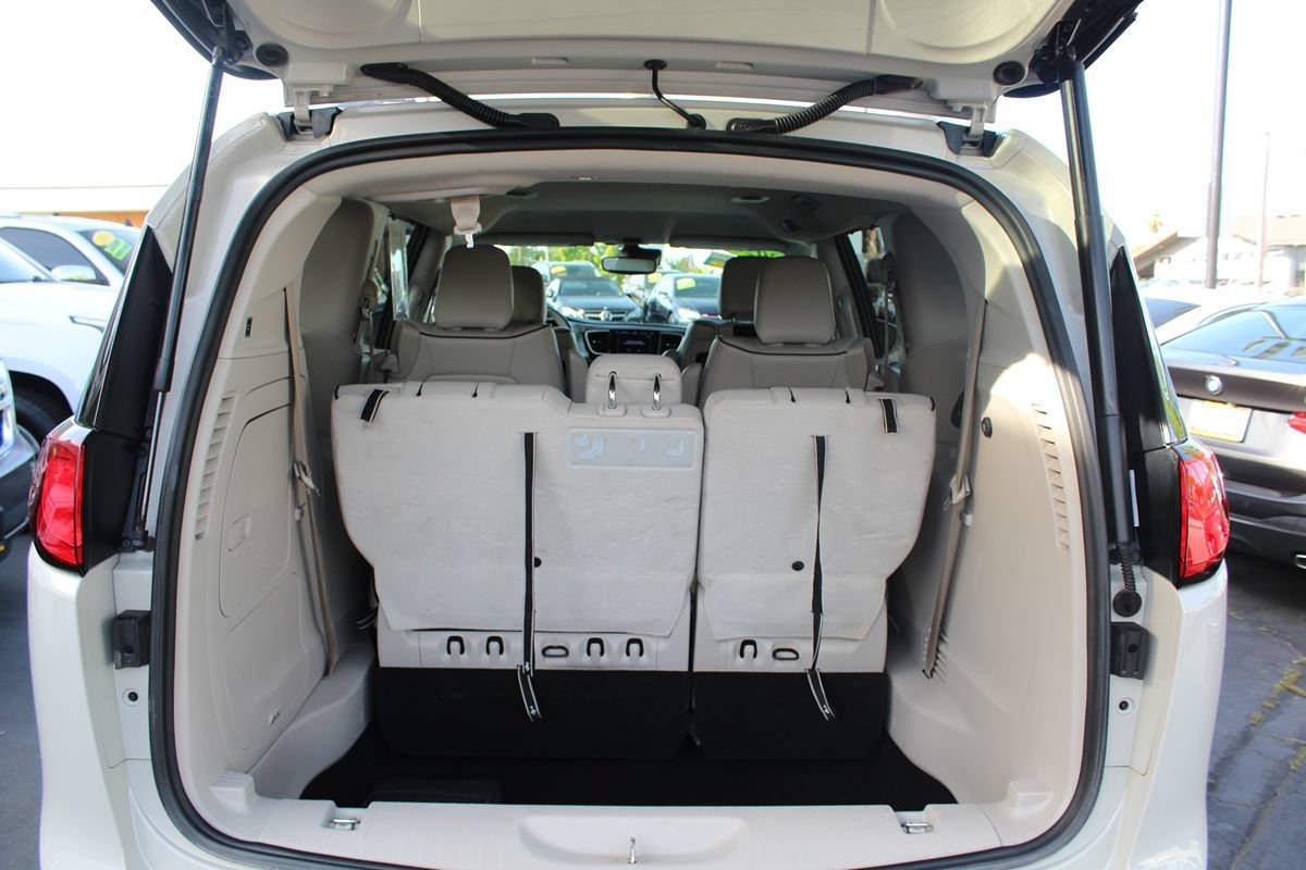 Used 2020 Chrysler Pacifica Limited w/ Advanced Safetytec Group FWD image 19