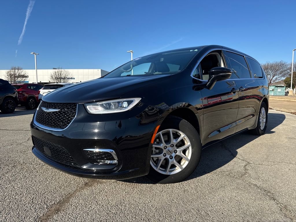 Used 2024 Chrysler Pacifica Touring-L image 1