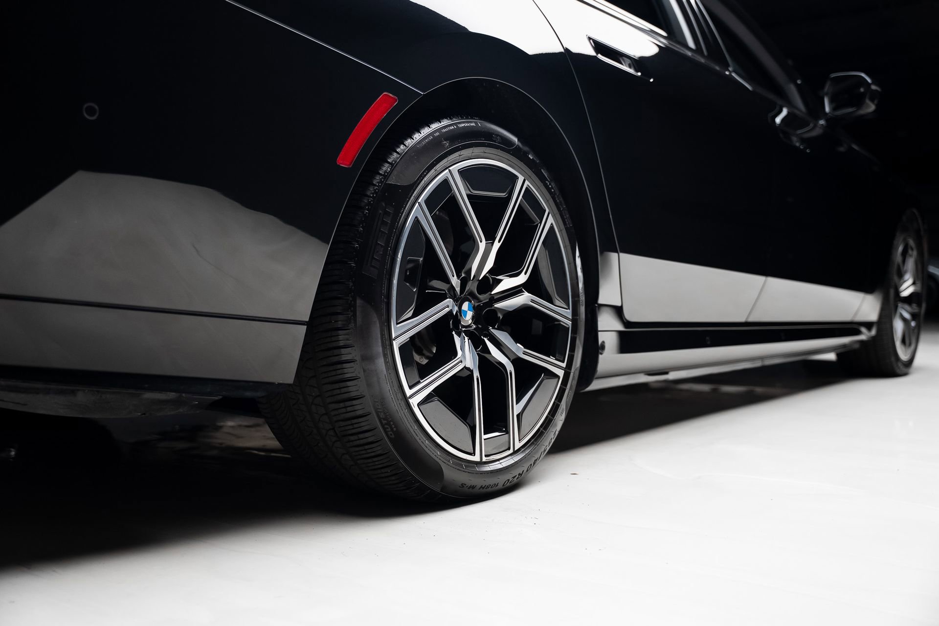 Used 2023 BMW i7 xDrive60 w/ Executive Package 2 AWD/4WD image 78