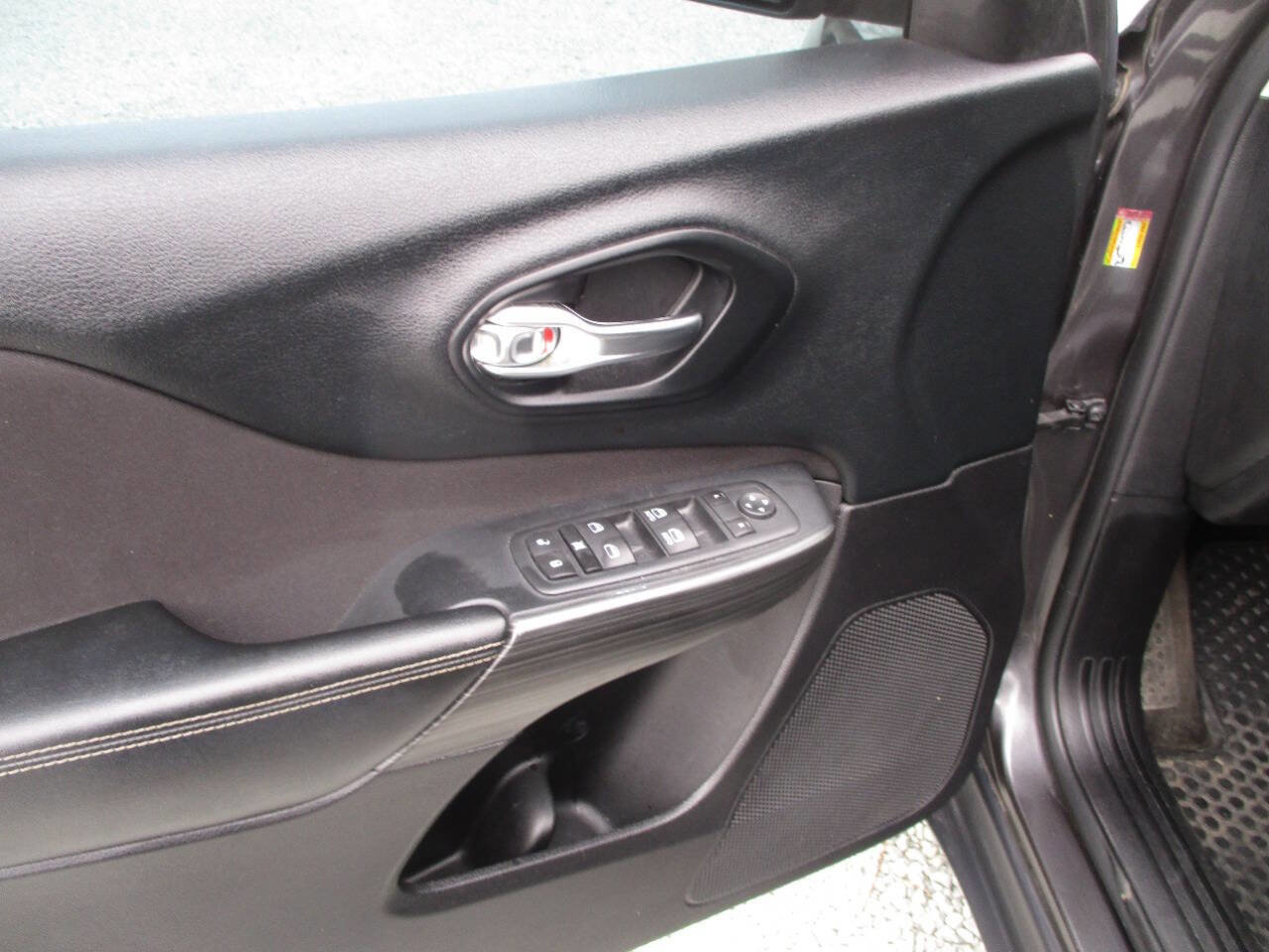 Used 2016 Jeep Cherokee Latitude w/ Cold Weather Group image 17