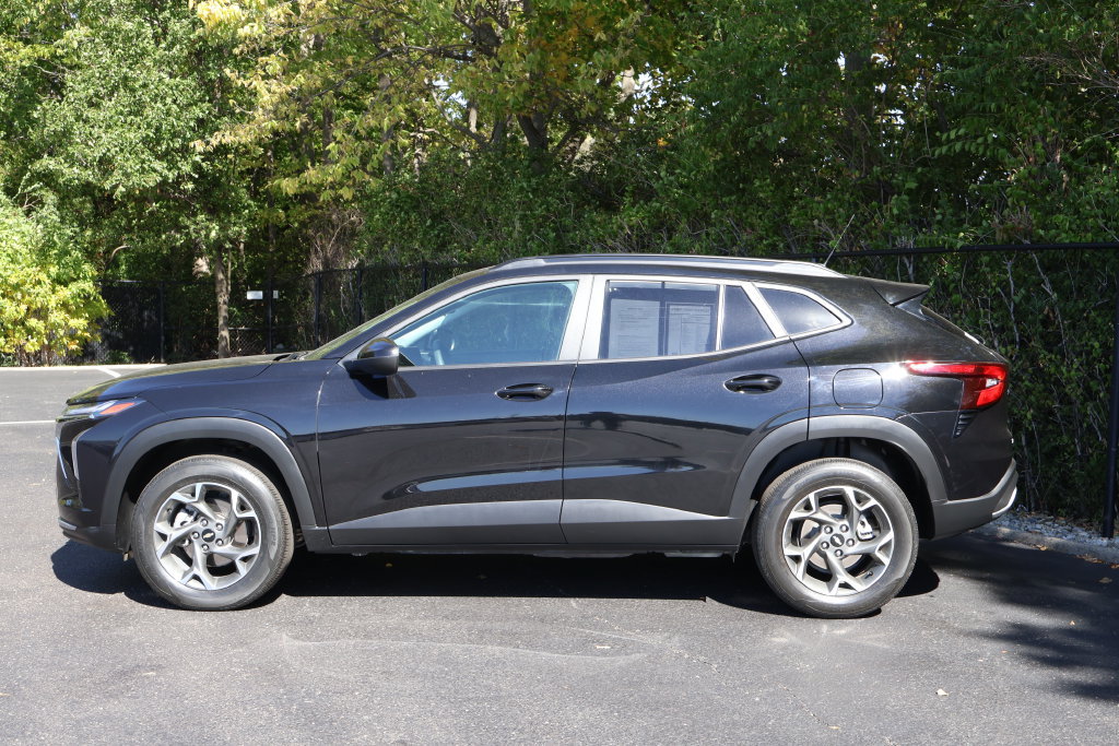 Used 2025 Chevrolet Trax LT FWD image 4