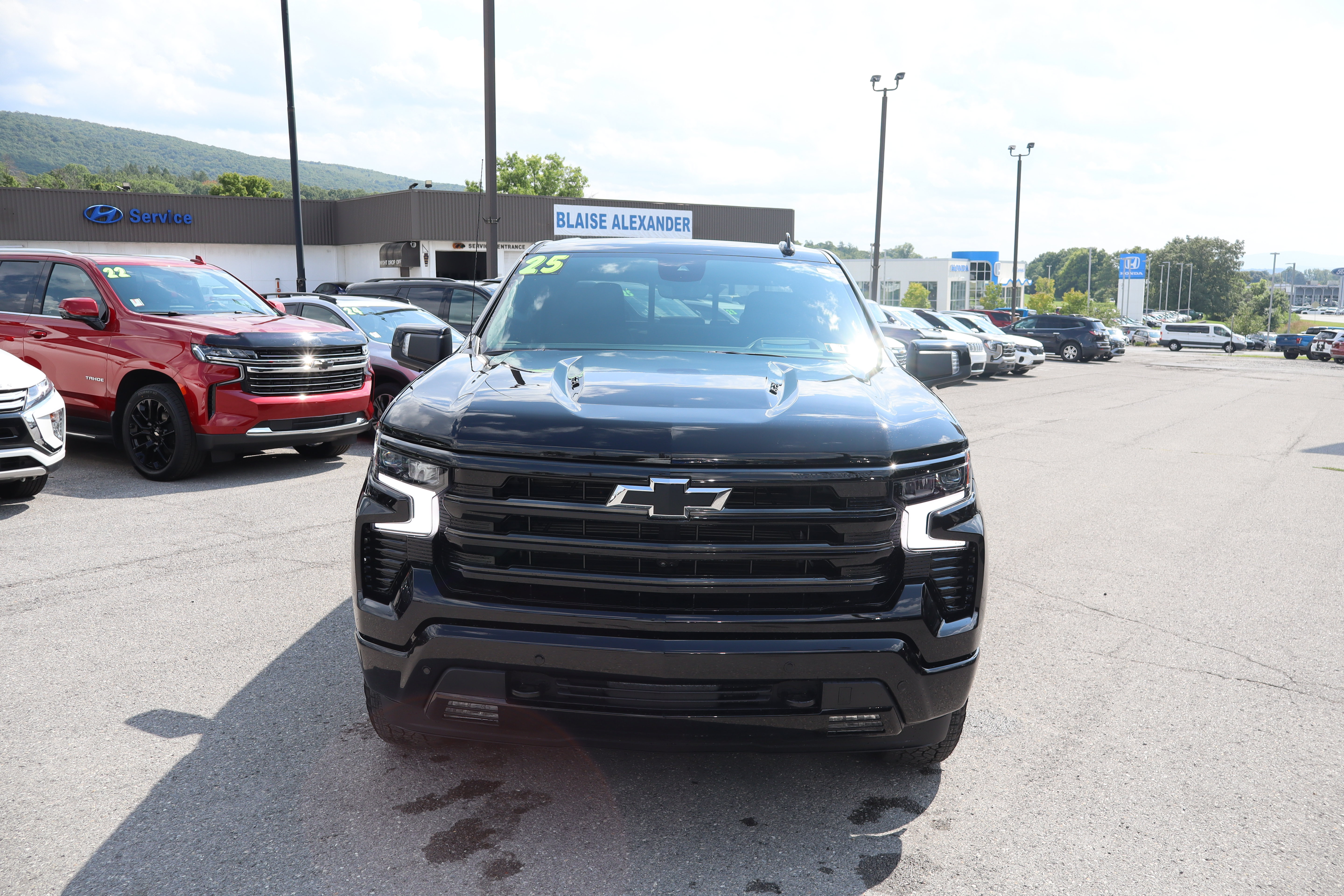 Used 2025 Chevrolet Silverado 1500 High Country w/ Midnight Edition AWD/4WD image 9