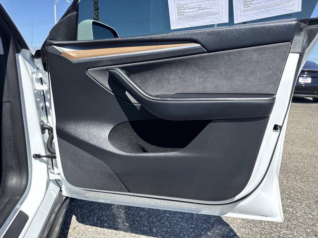 Used 2022 Tesla Model Y Long Range image 28