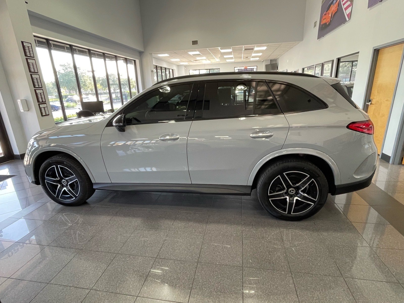 Used 2025 Mercedes-Benz GLC 300 4MATIC image 2