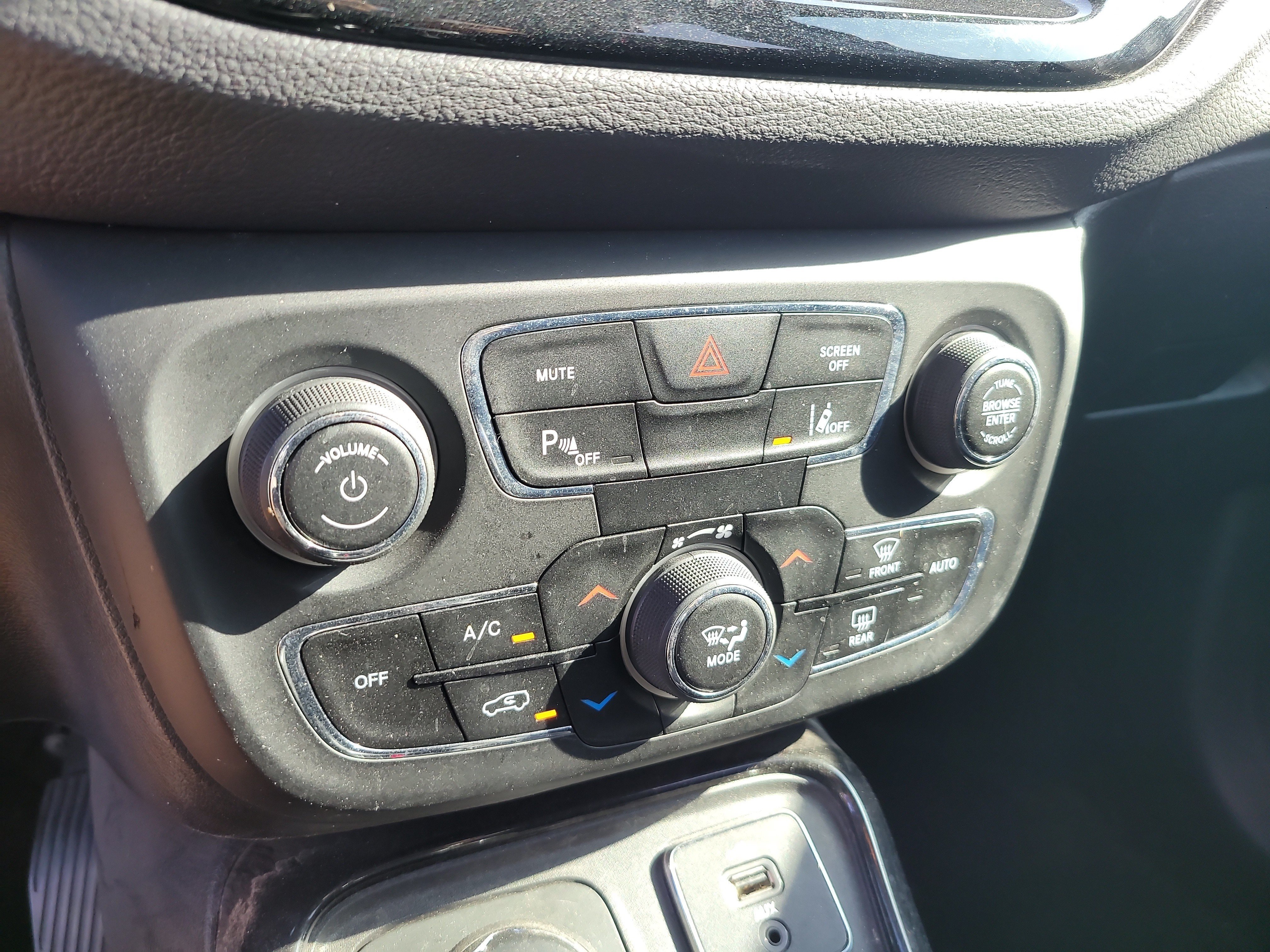 Used 2018 Jeep Compass Limited w/ Navigation Group AWD/4WD image 22