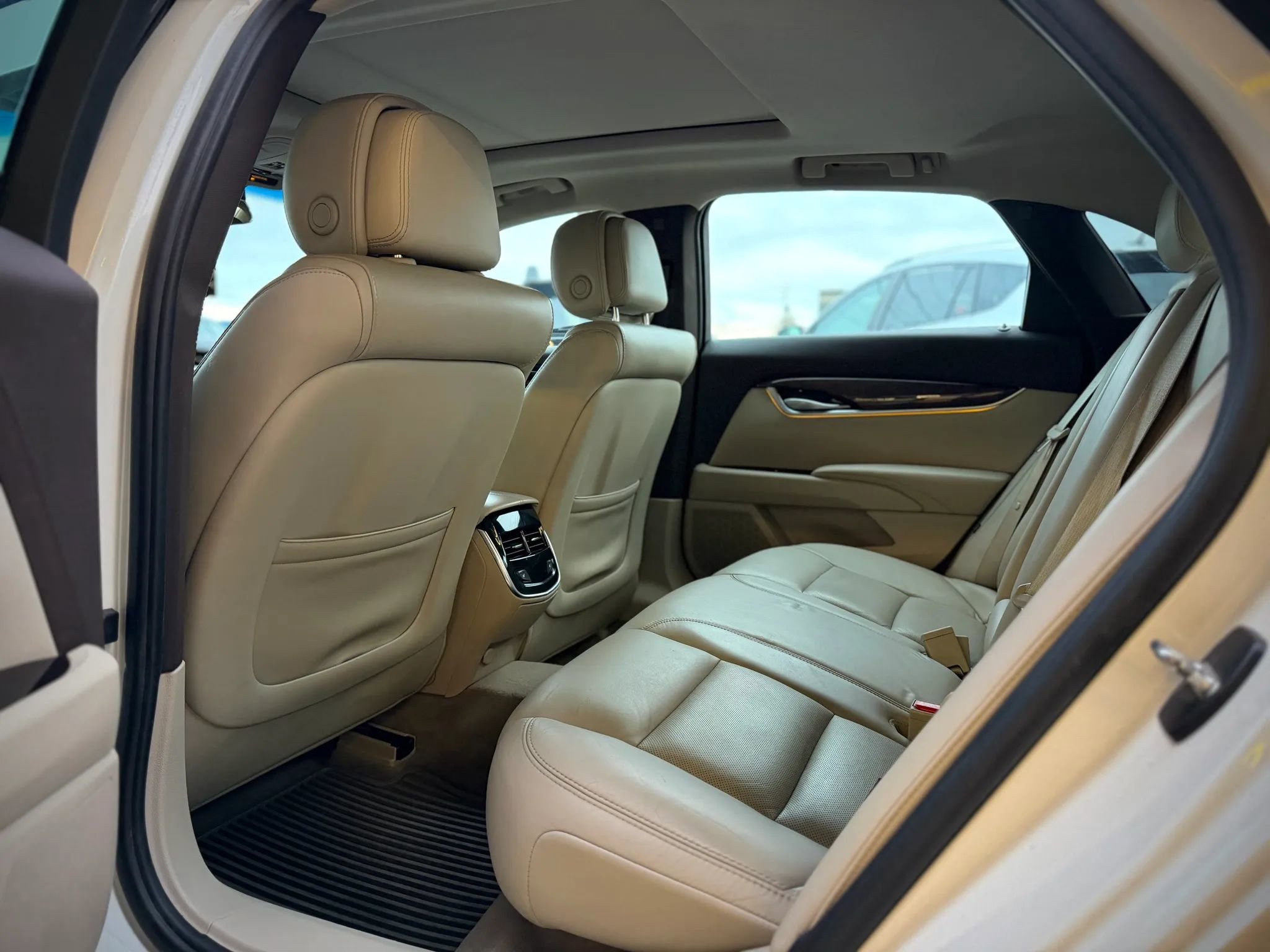 Used 2014 Cadillac XTS Luxury w/ Driver Awareness Package image 18