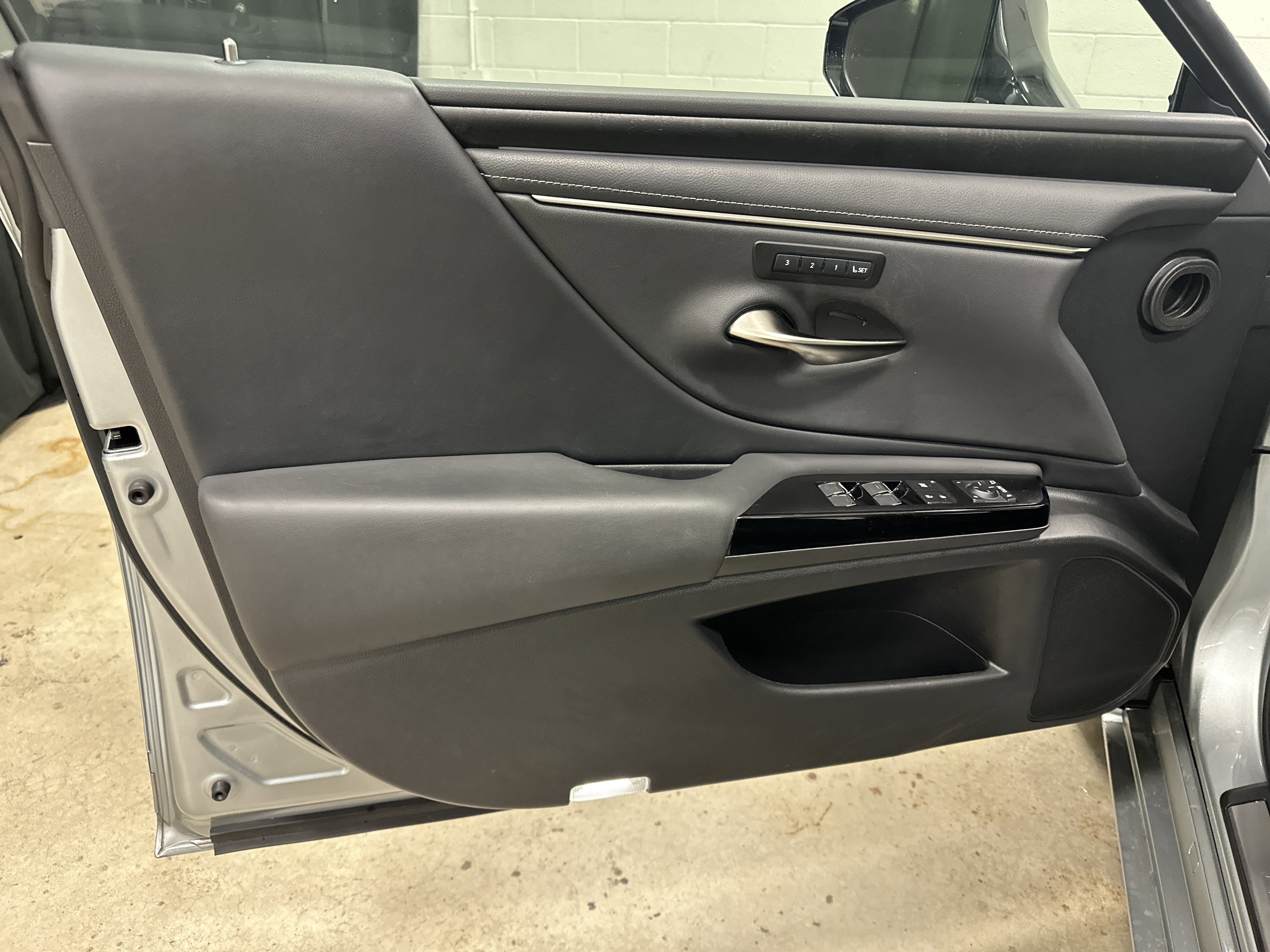 Used 2023 Lexus ES 350 w/ Premium Package FWD image 14