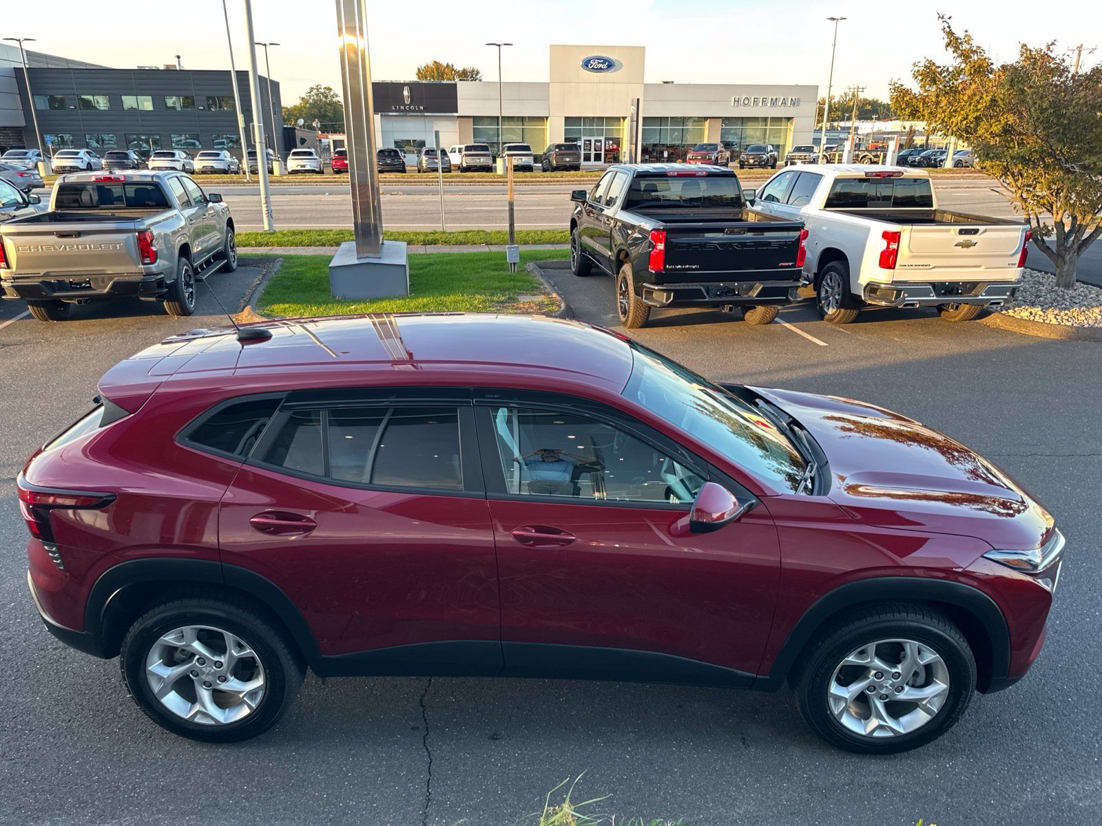 Used 2025 Chevrolet Trax LS w/ LS Convenience Package FWD image 4