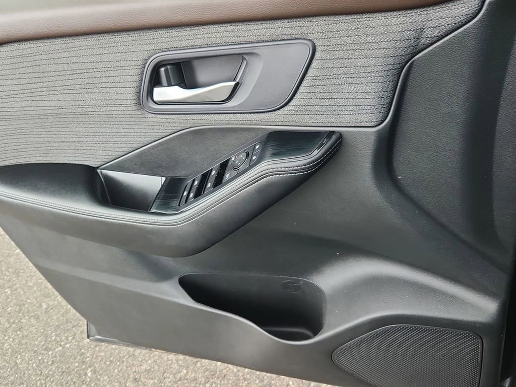 Used 2023 Nissan Rogue SV image 9