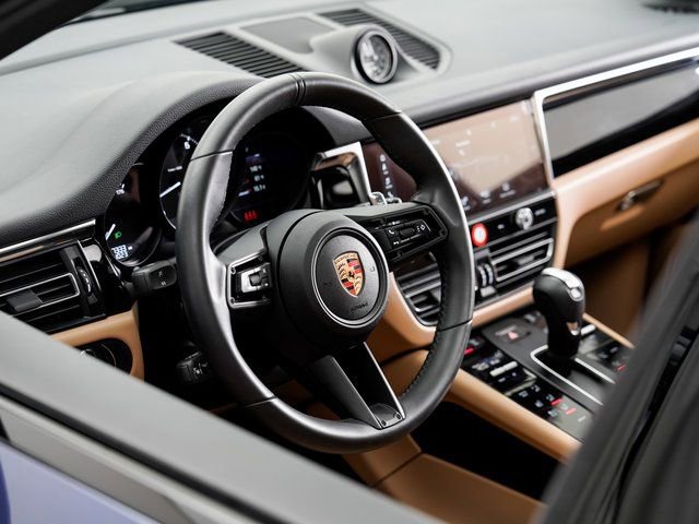 Certified 2025 Porsche Macan image 9