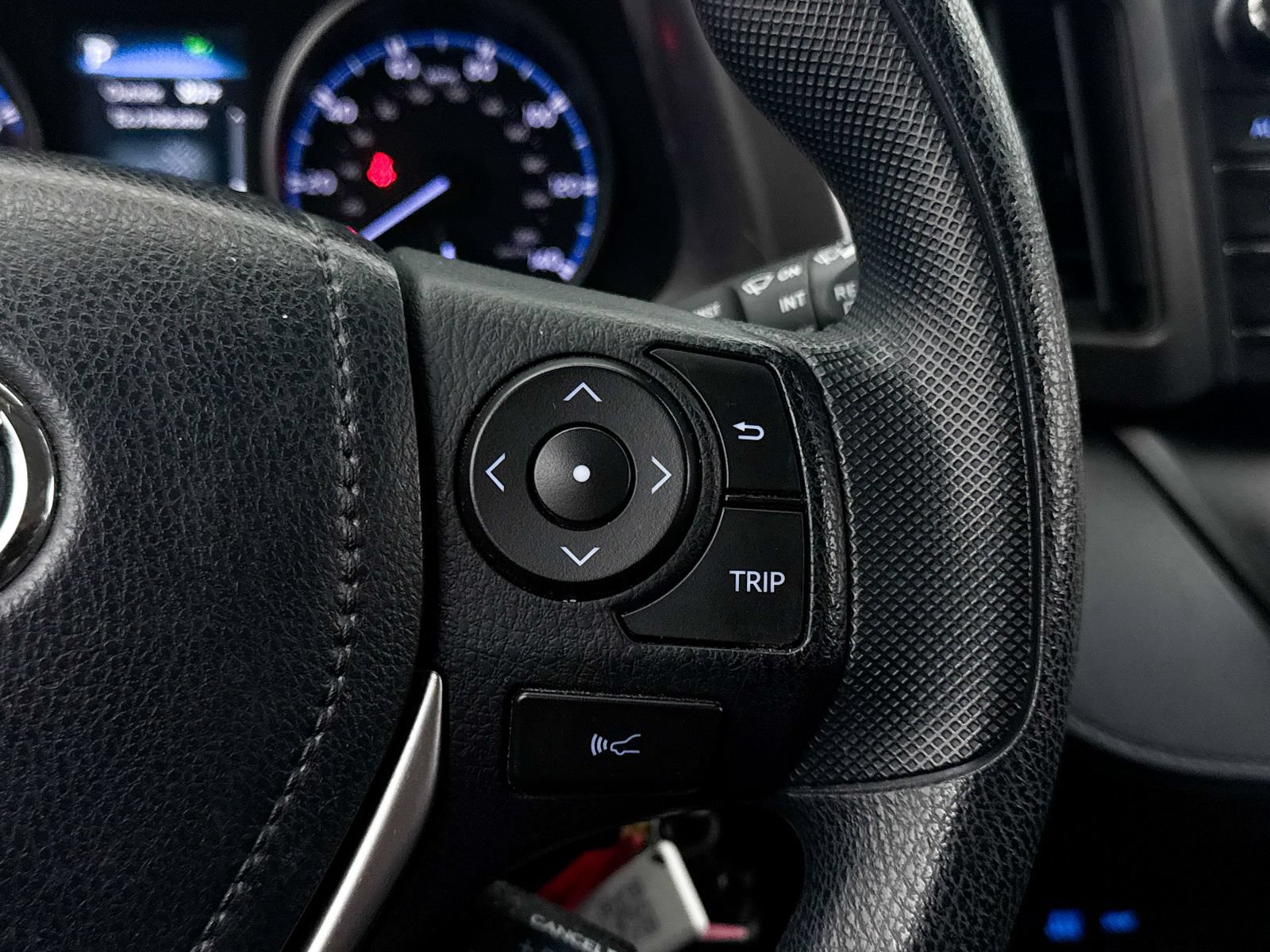 Used 2018 Toyota RAV4 LE w/ Carpet Mat Package FWD image 27