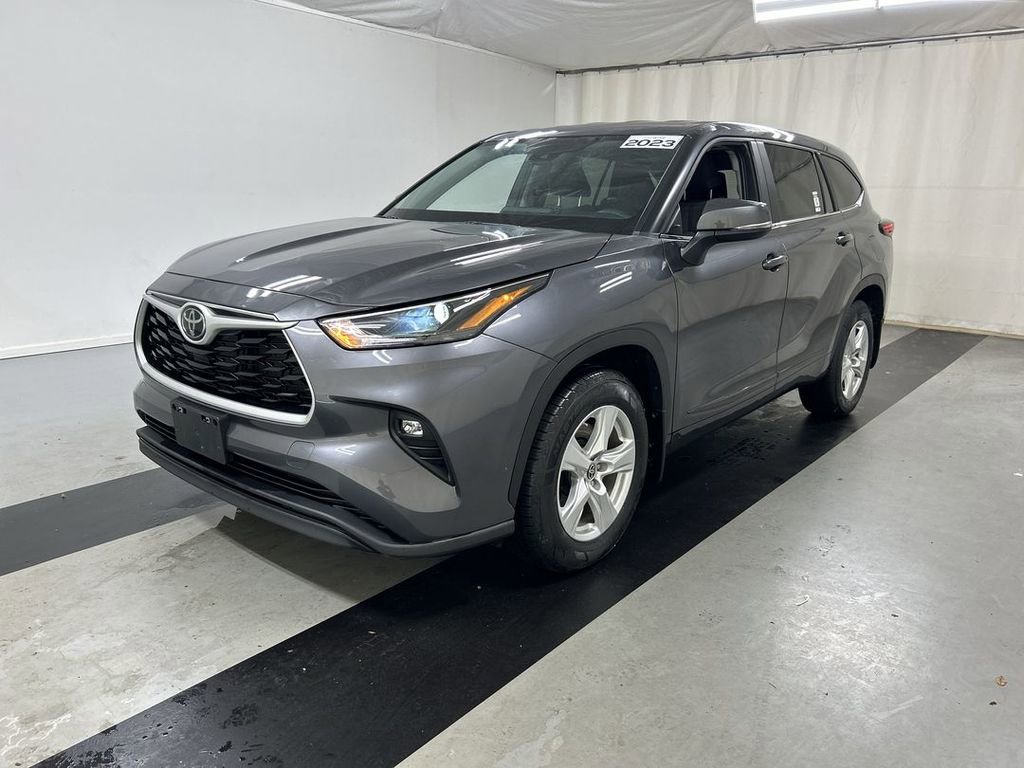 Used 2023 Toyota Highlander LE AWD/4WD image 5